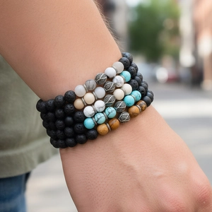 Herren Armband Set aus Türkis und Lavastein vor städtischem Hintergrund getragen