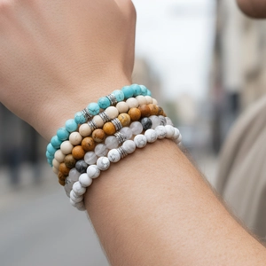 Fünfteiliges Set aus Türkis- und Natursteinperlenarmbändern mit silbernen Blattanhängern