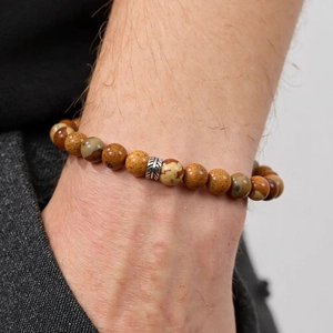 Makro-Detail des Herren-Steinperlenarmbandes mit silberner Metallperle und braunen Marmorperlen