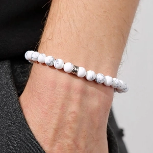 Detail von weißem Türkis-Perlenarmband mit Vintage-Silber-Abstandshalter am Handgelenk
