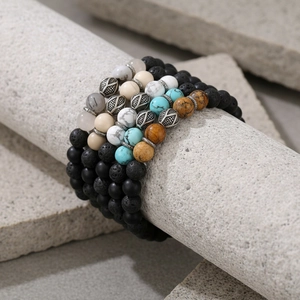 Detail von Türkis- und Lavastein-Perlenarmband-Set auf Naturstein-Präsentationsständer
