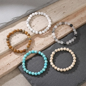 Nahaufnahme von fünf Perlenarmbändern mit Türkis und silbernen Metallperlen