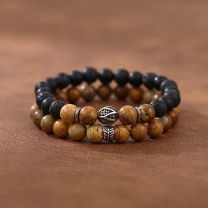 Details von Vintage-Perlenarmbändern mit schwarzen Lavasteinen und natürlichen Jaspisperlen