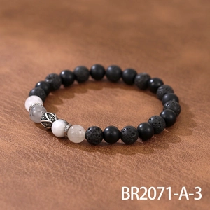 Detail von Türkis-Armband mit schwarzen matten Perlen und silbernen Distanzstücken