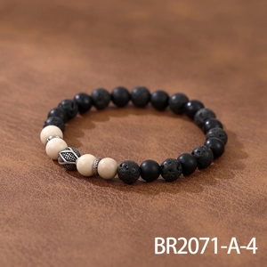 Nahaufnahme von Perlenarmband mit schwarzen Lavasteinen und silberner Metallperle