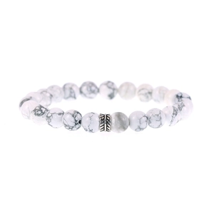 Makroaufnahme von Howlith-Perlenarmband mit gravierter silberner Zwischenperle