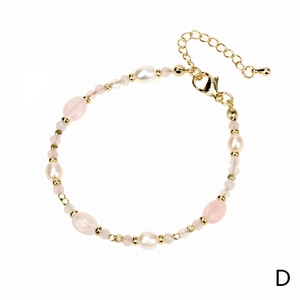 Elegante handgemaakte parelarmband met roze kristallen en gouden ketting