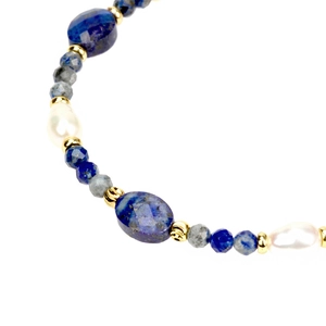 Detailopname van bohemien armband met blauwe lapis lazuli en barokparels