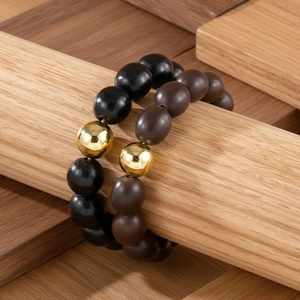 Détail de perles de prière en bois avec une seule perle d'accent en métal doré