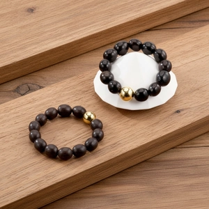 Bracelet vintage en perles de bois pour homme avec perles sombres et une perle dorée