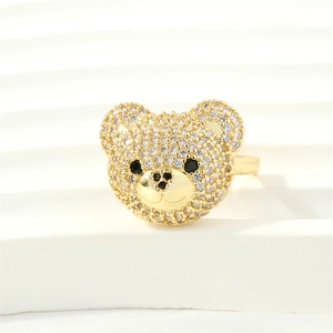 Detailansicht eines goldfarbenen Teddybär-Rings mit weißen Zirkon-Mikropavé-Steinen
