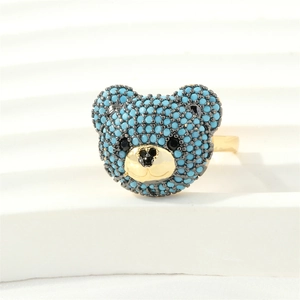 Detailaufnahme des Teddybär-Rings mit blauen Zirkonia-Kristallen und goldenen Metallakzenten