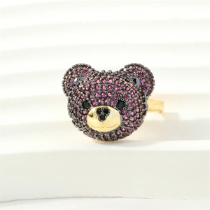Detailansicht eines Gold-Bärenrings mit Mikropave-Zirkonsteinen in Pink-Violett