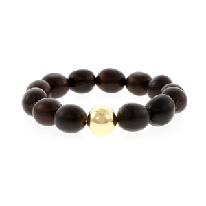 Gros plan d'une perle dorée polie et de perles de bois brun foncé sur le bracelet