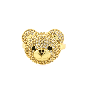 Detailansicht eines 3D-Bärenrings mit Gold-Finish und Mikro-Pavé-Zirkonia-Besatz