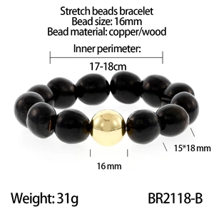 Vue détaillée du bracelet en perles de bois noires de 16mm avec des accents en laiton