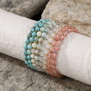 Meerlaagse halfedelsteen kralen armband set met sprankelende kristallen en edelsteenkralen.