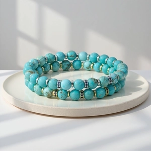 Detail van de turquoise kralen armband met dubbellaags design en metalen tussenkralen.