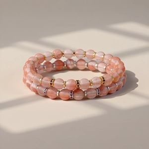 Prachtige detailopname van vintage halfedelstenen kralenarmband met metalen tussenstukken.