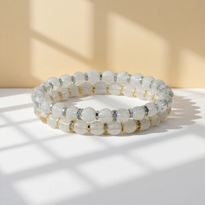 Gedetailleerd overzicht van een dubbele kralenarmband met heldere kristallen kralen.