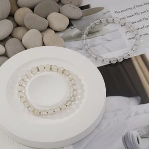 Elegant kristalen kralenarmband set met metalen accenten in prachtige boho stijl.