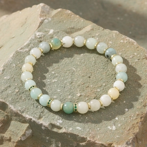 Natuursteen kralen armband met gouden tussenstukken in boho stijl damessieraad