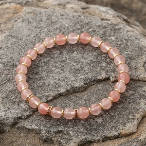 Prachtige roze edelsteen kralenarmband met vintage bohemien design en gouden accenten.