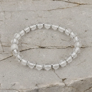 Close-up detail van witte kristal kraal armband met metalen tussenstukken en strass steen ringen.