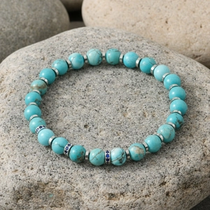 Boheemse turkoois kralen armband met zilveren afstandhouders, gedetailleerde foto van edelsteen.