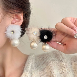Winterse pluche pareloorbellen met strassteentjes in wit, beige en zwart voor dames