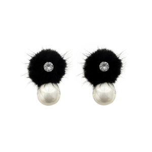 Winterse pluche oorbellen met zwarte bontballen, sprankelend zirkoon en witte parels