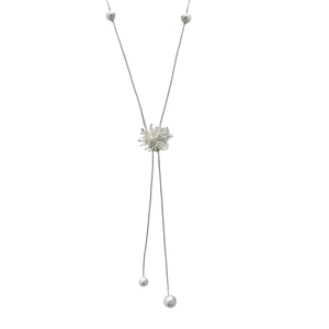 Lange silberne Y-Halskette mit Gänseblümchen-Anhänger und eleganten weißen Perlen
