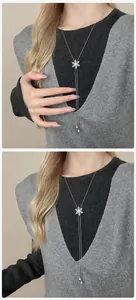 Detail einer glitzernden Schneeflocken-Halskette mit verstellbarer silberner Y-Kette