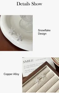 Detalle de pendientes de copo de nieve plateados con circonitas y aleación de cobre