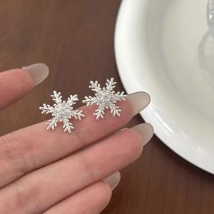 Elegantes Pendientes de Botón de Copo de Nieve de Aleación de Cobre Con Micro Zirconia Incrustada Joyería de Estilo Navideño de Invierno para Mujer Tono Plateado