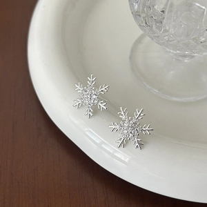 Elegantes pendientes de copo de nieve plateados con circonitas para moda festiva invernal