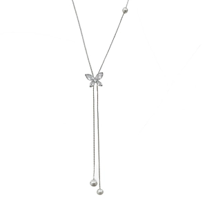 Elegante silberne Y-Halskette mit Zirkonia-Schmetterling-Anhänger und weißen Perlen