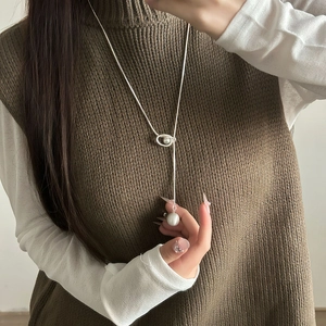 Elegante collana lunga a Y con perla bianca e catena d'argento regolabile da donna