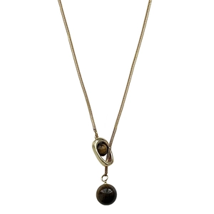 Collana lunga dorata con occhio di tigre e ciondolo geometrico a doppia sfera