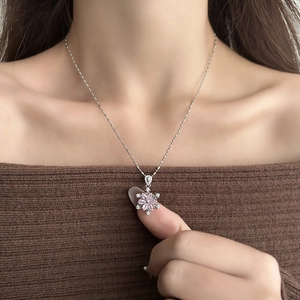 Elegante rotierende Schneeflocken-Halskette mit rosa Zirkon auf Silberkette am Modell