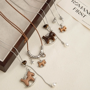 Elegante collana con ciondolo a cavallo a dondolo in legno con cornice in metallo e perla