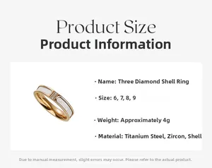 Detail van de goudkleurige titaniumstalen ring met drie zirkonia's en wit schelp-inleg