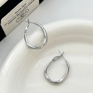 Orecchini a cerchio ovali minimalisti in argento con design metallico liscio e unico