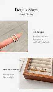 Detail van gouden titanium ring met witte schelpinleg en zirkoon in een houten juwelendoos