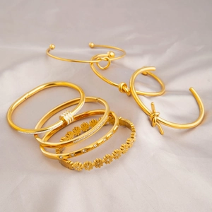 Set di bracciali in acciaio inossidabile dorato con nodo e margherita su seta