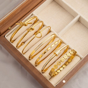 Set di bracciali a nodo placcati in oro minimalisti in un portagioie di lusso
