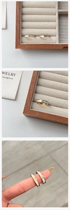 Detailopname van titanium stalen ringen met witte schelp en diamanten op sieradendoos