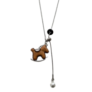 Collana lunga con ciondolo a cavallo di legno, cristalli e perla su catena snake