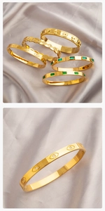 Détail de bracelets en acier titane doré avec pierres émeraude et breloques œil bleu