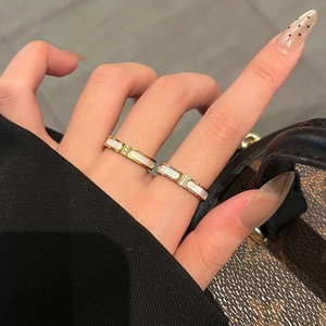 Elegante gouden titanium stalen ring met witte schelp en drie diamanten voor dames